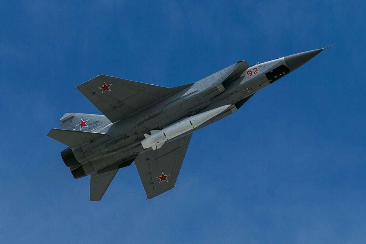 A Kh-47M2 Kinzhal carried by a Mikoyan MiG-31K.