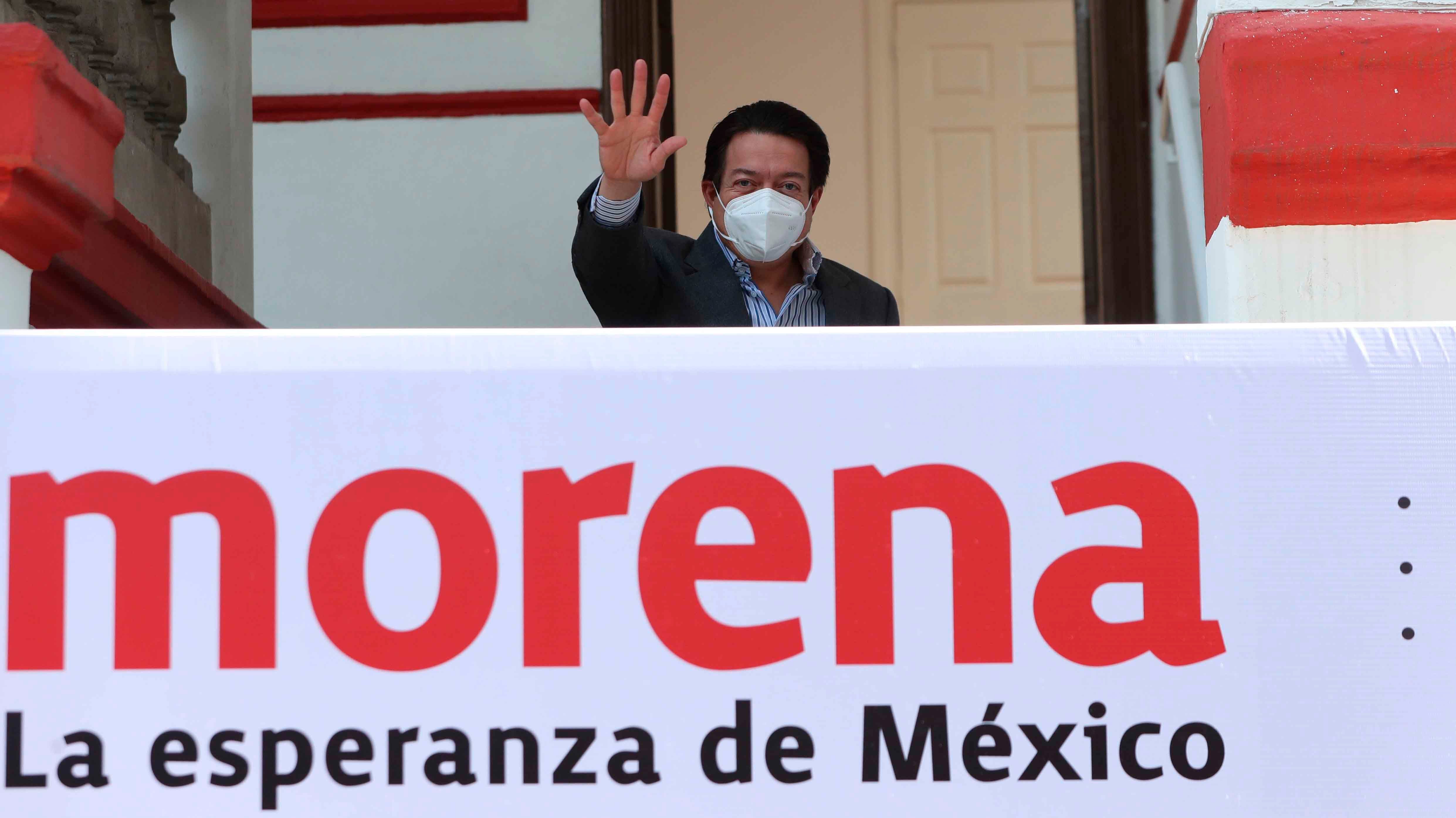 Le chef du Parti de la régénération nationale (Morena) Mario Delgado salue après une conférence de presse, à Mexico (Mexique). EFE/Mario Guzman/Archives