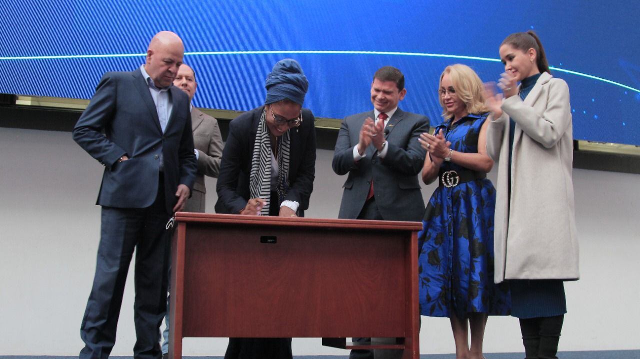 Im Standesamt sagte Senator John Milton Rodriguez
registrierte seine Präsidentschaftskandidatur zusammen mit seiner Vizepräsidentschaftsformel Sandra de las Lajas Torres. Foto: Registry.