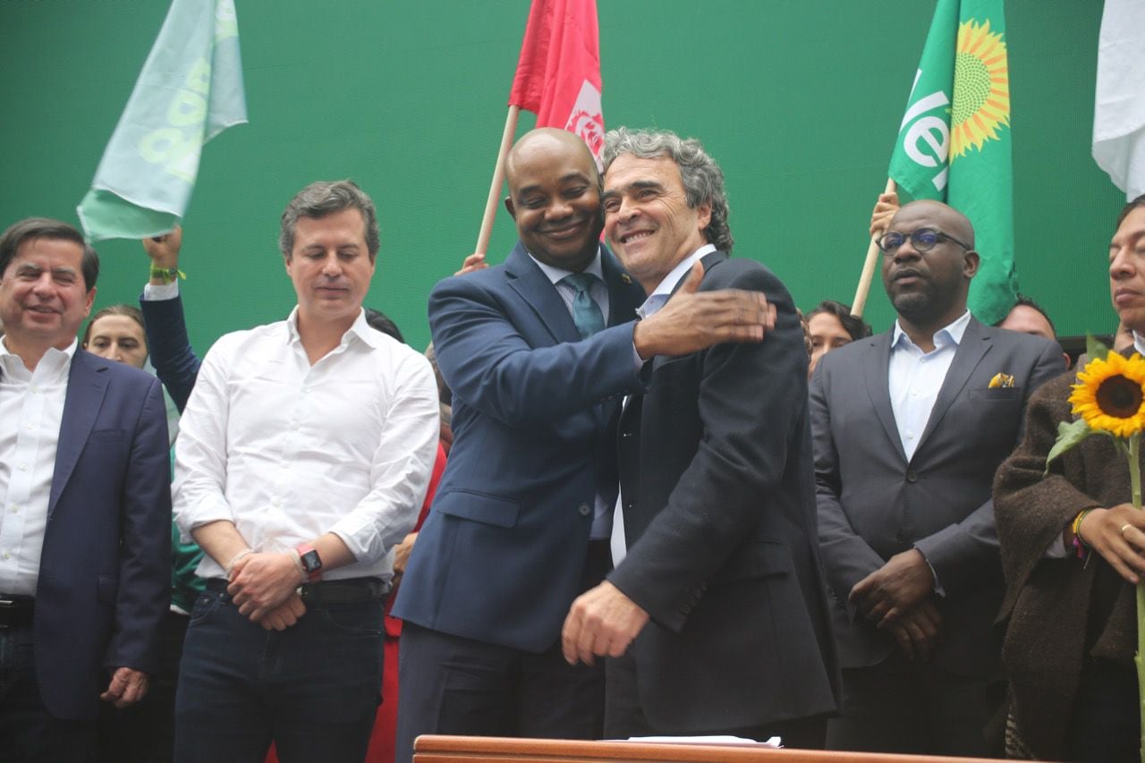 Sergio Fajardo meldete sich zusammen mit seiner Luis Murillo-Formel als Kandidat für die kolumbianische Präsidentschaft an. Fotos: Fajardo-Kampagne.