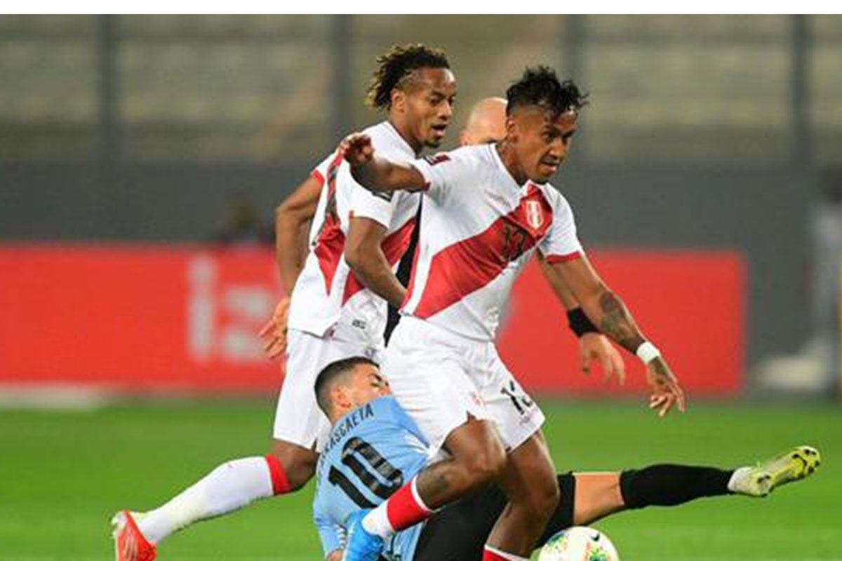 Renato Tapia e André Carrillo serão peças importantes no onze inicial peruano para jogar no Uruguai. | Foto: FPF