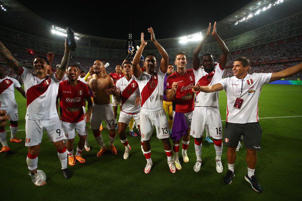 Célébration du « blanc-rouge » au stade national. Photo : FPF.