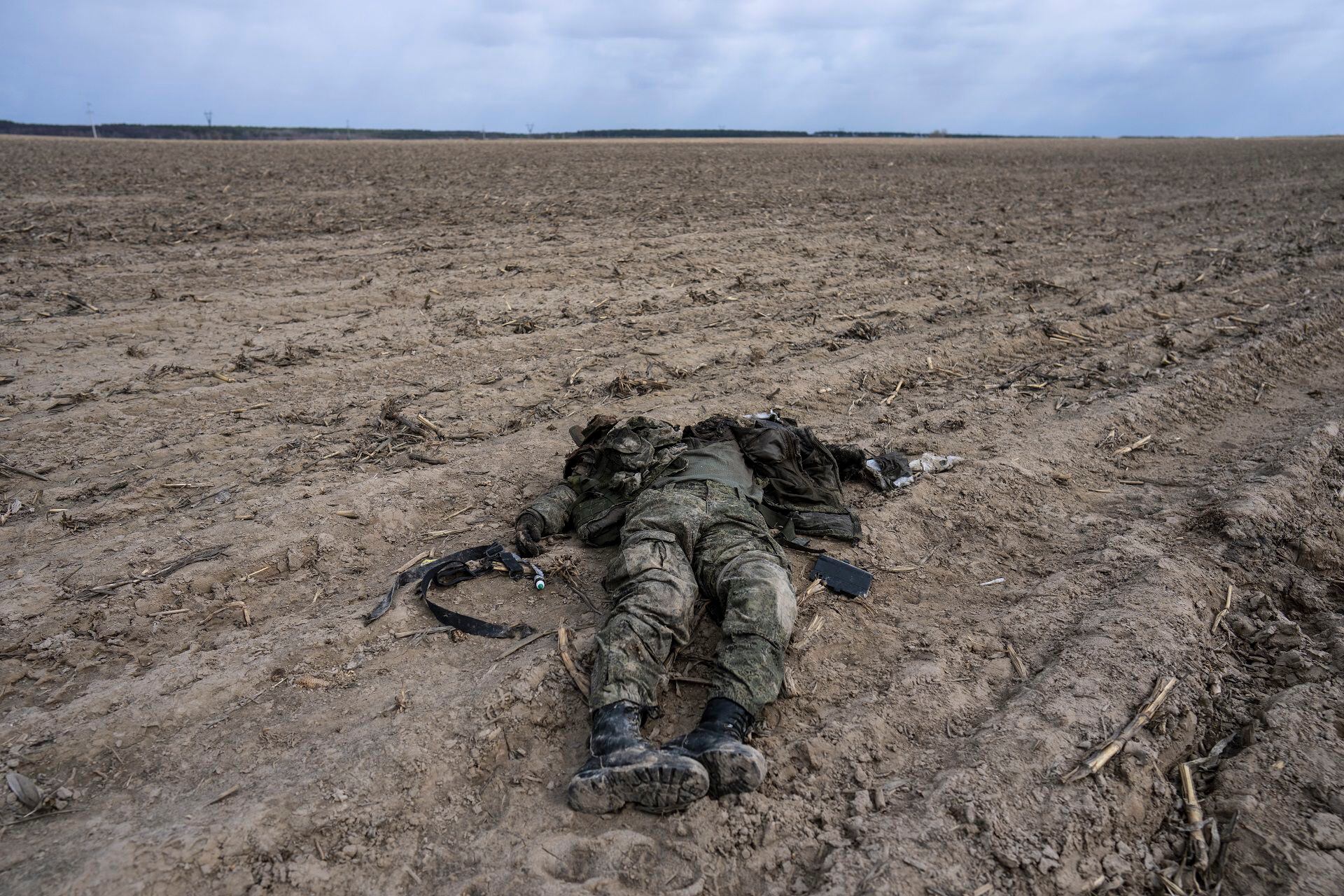 Um soldado russo morto durante combates contra o exército ucraniano encontra-se em um campo de milho em Sytnyaky, nos arredores de Kiev, Ucrânia, domingo, 27 de março de 2022. O presidente ucraniano Volodymyr Zelenskyy acusou o Ocidente de falta de coragem enquanto seu país luta para afastar as tropas invasoras da Rússia, fazendo um apelo exasperado para que caças e tanques sustentem uma defesa em um conflito que se transformou em uma guerra de desgaste. (Foto AP/Rodrigo Abd)