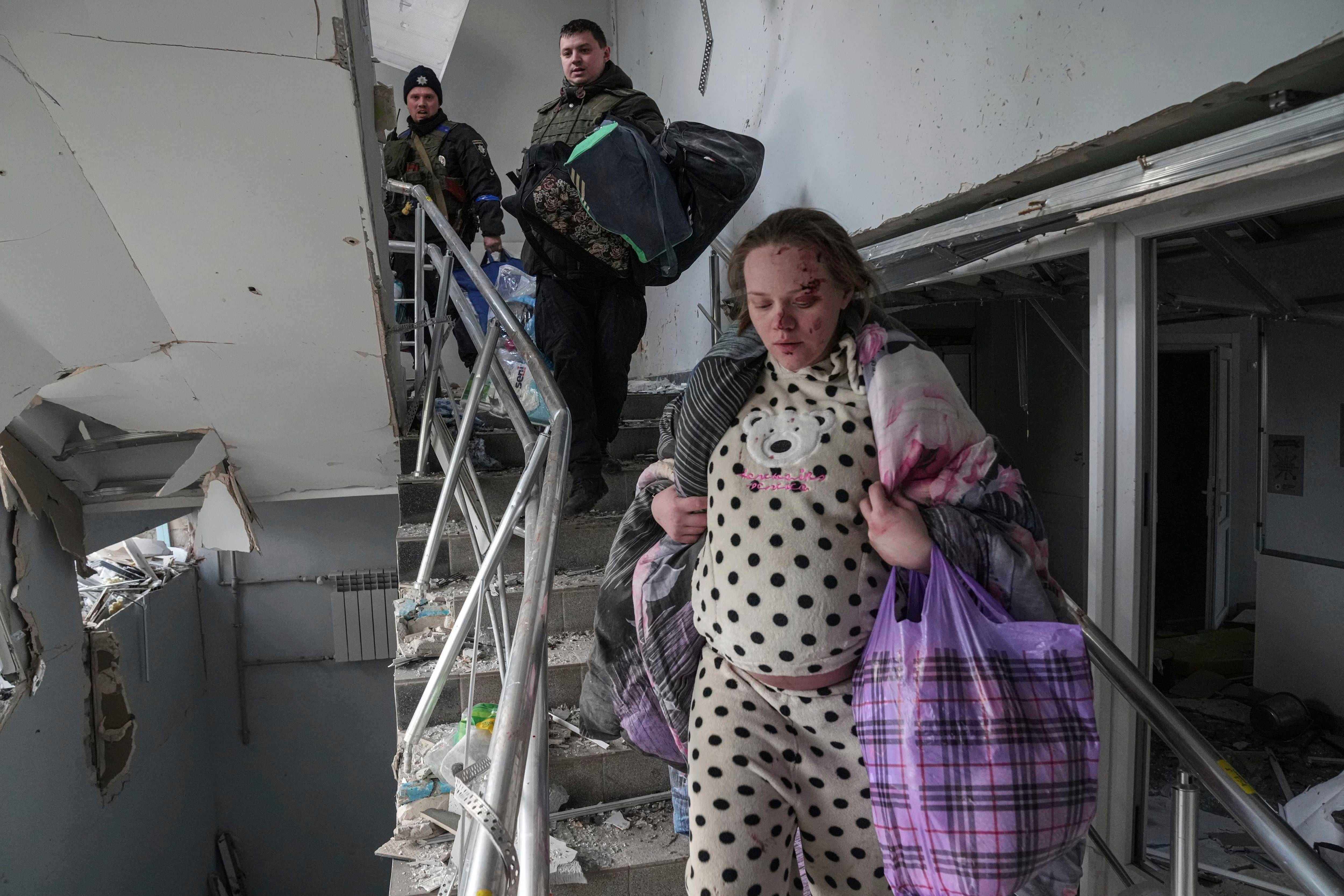 Mulher grávida e bebê morrem depois que a Rússia bombardeou a maternidade - Mariupol - Rússia Guerra Ucrânia