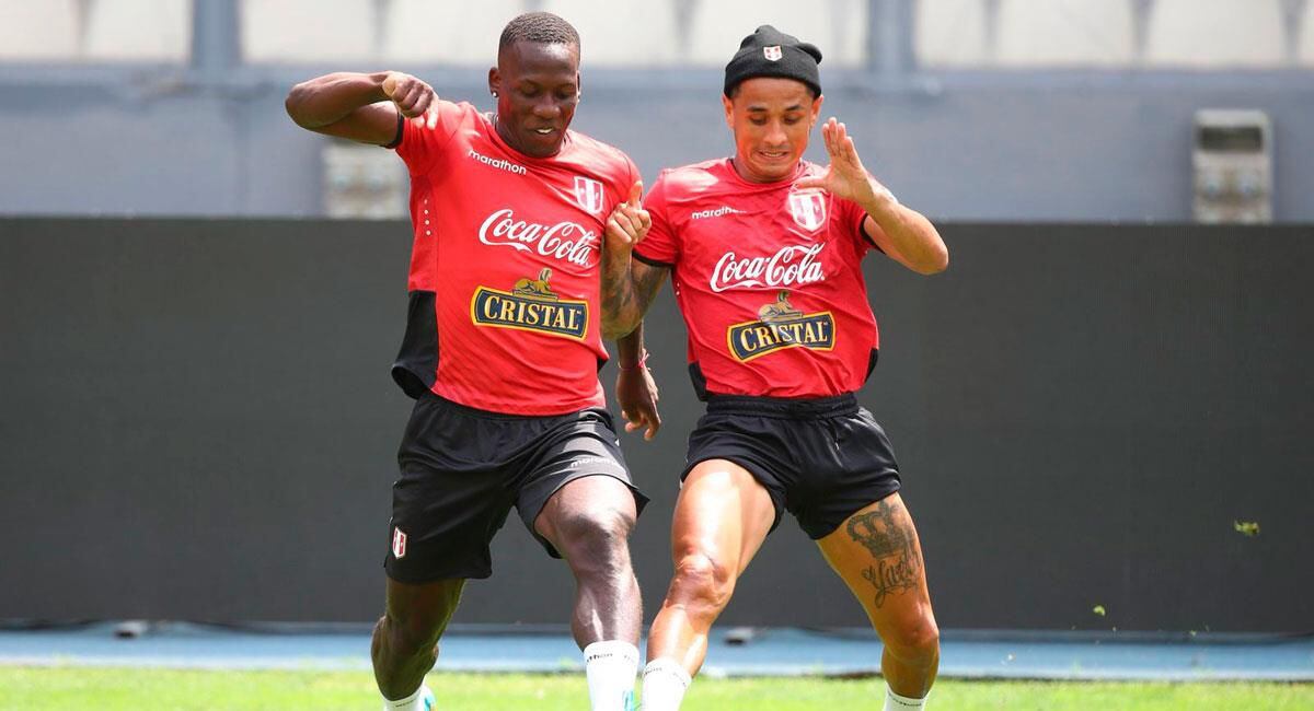 Luis Advíncula e Yoshimar Yotún em um treino com a seleção peruana. | Foto: FPF