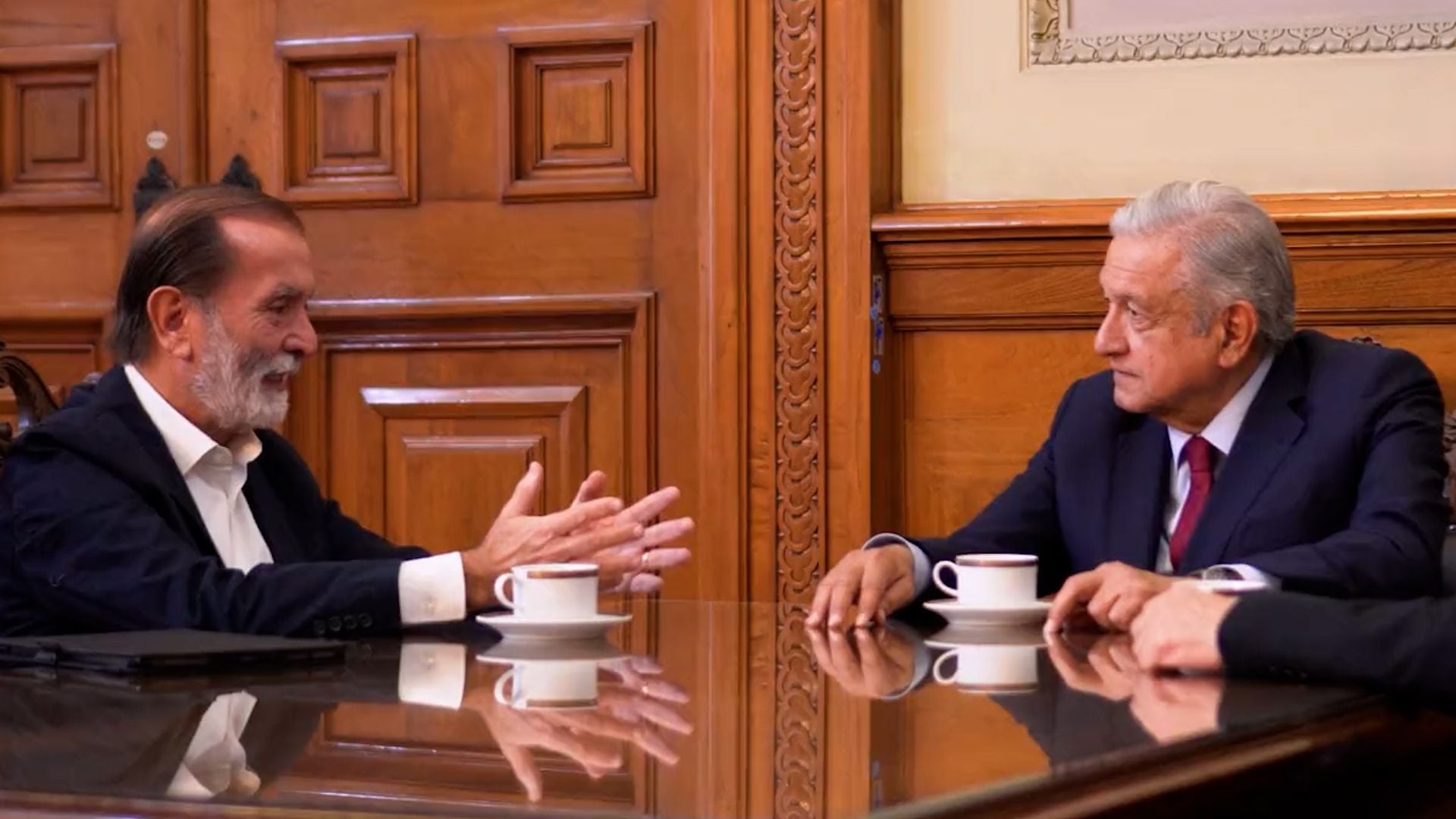 AMLO receives Epigmenio Ibarra to talk about the documentary at Felipe Angeles airport