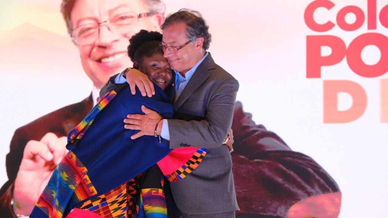 Der Präsidentschaftskandidat Gustavo Petro und die Vizepräsidentschaftskandidatin Francia Márquez während der offiziellen Wahlkampfveranstaltung in Bogotá. Foto: Petro-Kampagne.