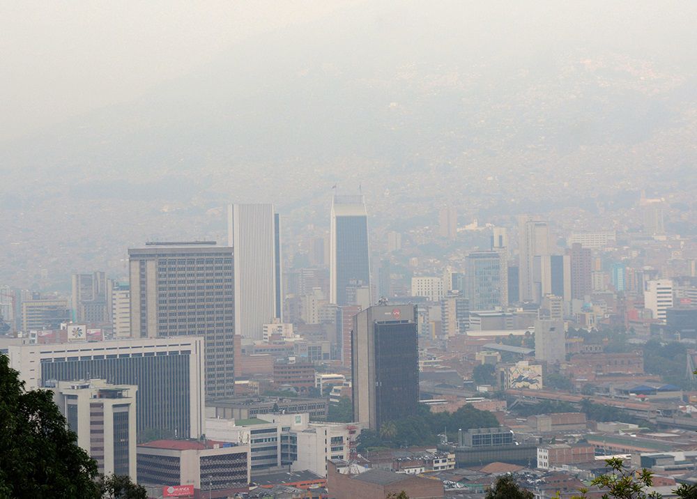 Verschmutzte Luft in der Stadt Medellín-Panorama Medellin-Kolumbien